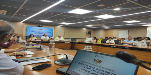 संस्कृति मंत्रालय के सचिव विवेक अग्रवाल के साथ अन्य लोग मौजूद।