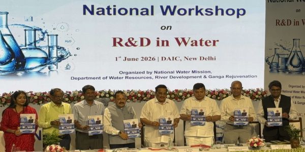 नई दिल्ली में आयोजित ‘जल में अनुसंधान एवं विकास’ राष्ट्रीय कार्यशाला के दौरान ‘महा ऑन वाटर’ मिशन का शुभारंभ करते केंद्रीय जल शक्ति मंत्री सी.आर. पाटिल और केंद्रीय मंत्री डॉ. जितेंद्र सिंह। नई दिल्ली में आयोजित ‘जल में अनुसंधान एवं विकास’ राष्ट्रीय कार्यशाला के दौरान ‘महा ऑन वाटर’ मिशन का शुभारंभ करते केंद्रीय जल शक्ति मंत्री सी.आर. पाटिल और केंद्रीय मंत्री डॉ. जितेंद्र सिंह।