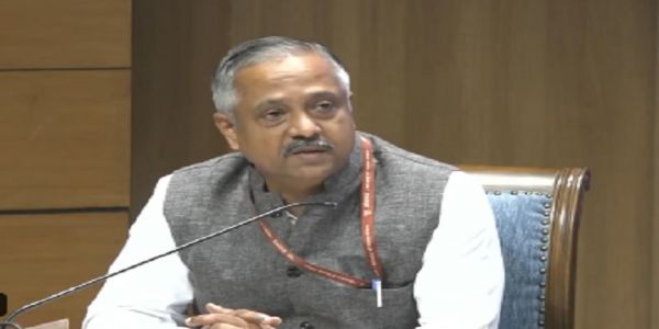 प्रेसवार्ता को संबोधित करते हुए वित्तीय सेवा विभाग के संयुक्त सचिव मनोज मुत्तथिल अयप्पन प्रेसवार्ता को संबोधित करते हुए वित्तीय सेवा विभाग के संयुक्त सचिव मनोज मुत्तथिल अयप्पन
