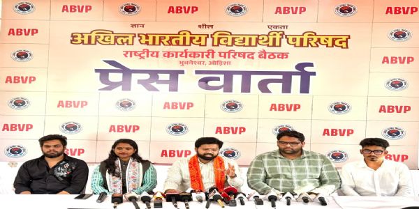 एक संवाददाता सम्मेलन में परिषद के राष्ट्रीय महामंत्री डा वीरेन्द्र सिंह सोलंकी एक संवाददाता सम्मेलन में परिषद के राष्ट्रीय महामंत्री डा वीरेन्द्र सिंह सोलंकी