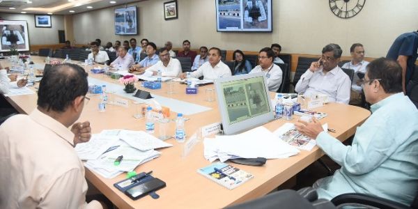 दिल्ली में आयोजित बैठक में केंद्रीय मंत्री नितिन गडकरी ने आंध्र प्रदेश की राष्ट्रीय राजमार्ग परियोजनाओं की गुणवत्ता और रखरखाव की समीक्षा करते हुए। दिल्ली में आयोजित बैठक में केंद्रीय मंत्री नितिन गडकरी ने आंध्र प्रदेश की राष्ट्रीय राजमार्ग परियोजनाओं की गुणवत्ता और रखरखाव की समीक्षा करते हुए।