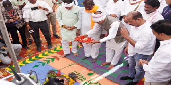 राष्ट्रव्यापी ‘खेत बचाओ अभियान’ का शुभारंभ करते हुए शिवराज सिंह राष्ट्रव्यापी ‘खेत बचाओ अभियान’ का शुभारंभ करते हुए शिवराज सिंह
