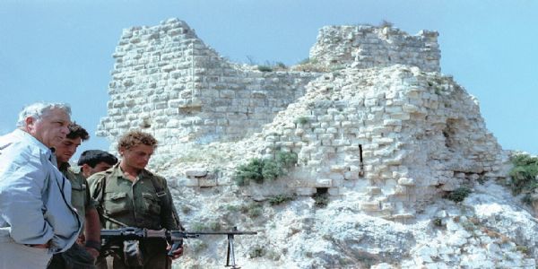 इजराइल के पूर्व प्रधानमंत्री एरियल शेरोन 1982 में ब्यूफोर्ट के पास। फोटो - इंटरनेट मीडिया इजराइल के पूर्व प्रधानमंत्री एरियल शेरोन 1982 में ब्यूफोर्ट के पास। फोटो - इंटरनेट मीडिया
