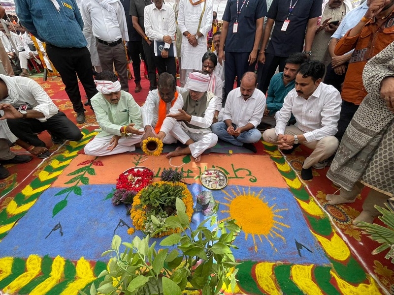 राष्ट्रव्यापी ‘खेत बचाओ अभियान’ का शुभारंभ करते हुए शिवराज सिंह राष्ट्रव्यापी ‘खेत बचाओ अभियान’ का शुभारंभ करते हुए शिवराज सिंह