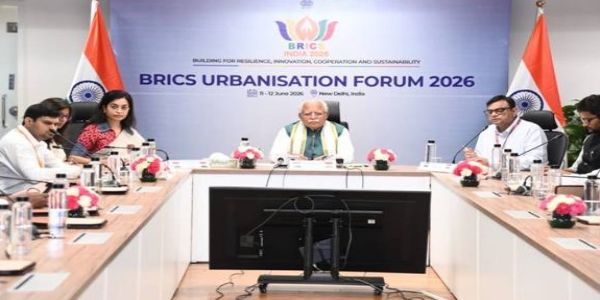 संकल्प भवन में पत्रकार वार्ता करते केंद्रीय आवास एवं शहरी कार्य मंत्री मनोहर लाल संकल्प भवन में पत्रकार वार्ता करते केंद्रीय आवास एवं शहरी कार्य मंत्री मनोहर लाल