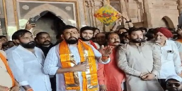 भोजशाला पहुंचे हैदराबाद के विधायक टी. राजा भोजशाला पहुंचे हैदराबाद के विधायक टी. राजा