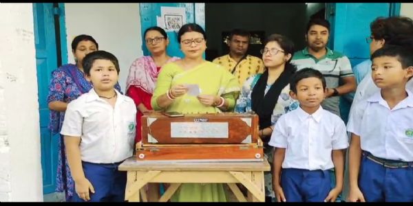 सरकारी स्कूल में ‘वंदे मातरम्’ गाते शिक्षक ओर छात्र सरकारी स्कूल में ‘वंदे मातरम्’ गाते शिक्षक ओर छात्र