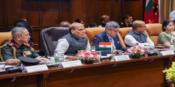 रक्षा मंत्री राजनाथ ऑस्ट्रेलिया के डिप्टी पीएम और डिफेंस मिनिस्टर से बातचीत करते हुए रक्षा मंत्री राजनाथ ऑस्ट्रेलिया के डिप्टी पीएम और डिफेंस मिनिस्टर से बातचीत करते हुए
