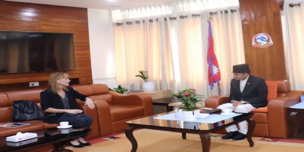 नेपाल के सूचना प्रौद्योगिकी मंत्री से मुलाकात करते स्टार लिंक के प्रतिनिधि नेपाल के सूचना प्रौद्योगिकी मंत्री से मुलाकात करते स्टार लिंक के प्रतिनिधि