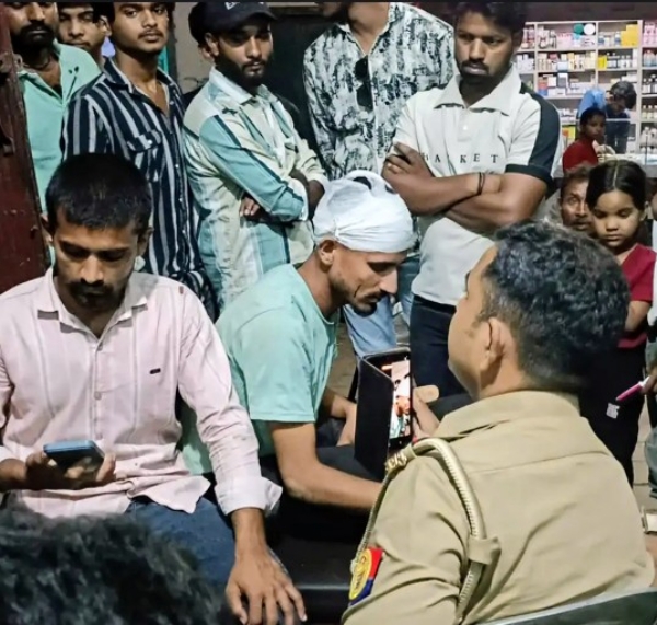 घायल बीसी संचालक से पूछताछ करती पुलिस घायल बीसी संचालक से पूछताछ करती पुलिस