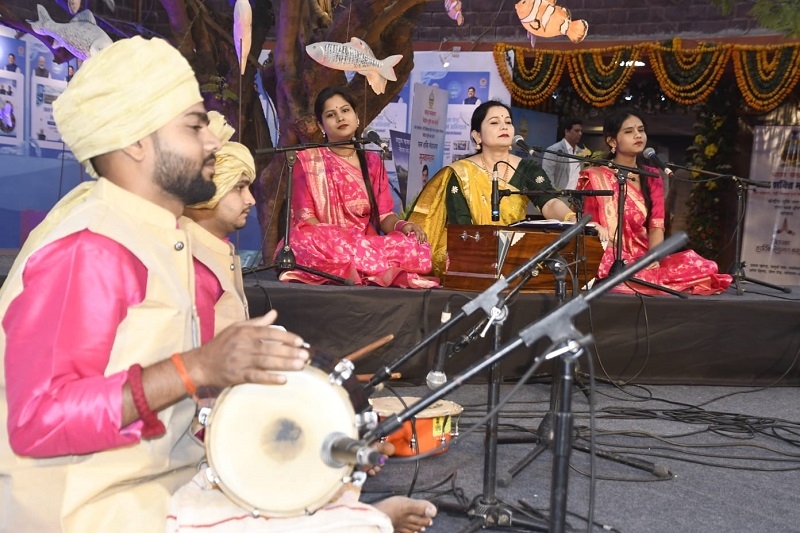 सदानीरा समागम में बुंदेली लोकगीत की प्रस्तुति सदानीरा समागम में बुंदेली लोकगीत की प्रस्तुति