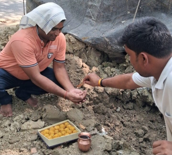 भूमि पूजन करते थानाध्यक्ष भूमि पूजन करते थानाध्यक्ष