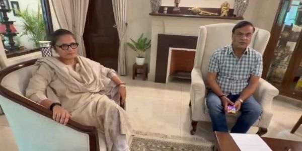 टीएमसी सांसद सुष्मिता देव राज्यसभा से इस्तीफा देकर असम सीएम हिमंत बिस्वा सरमा से मुलाकात करती हुई। टीएमसी सांसद सुष्मिता देव राज्यसभा से इस्तीफा देकर असम सीएम हिमंत बिस्वा सरमा से मुलाकात करती हुई।
