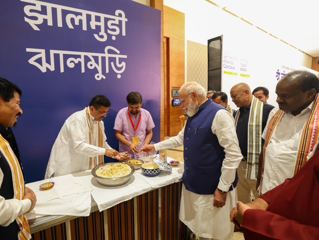 राजग बैठक के दौरान झालमुरी खाते समय प्रधानमंत्री राजग बैठक के दौरान झालमुरी खाते समय प्रधानमंत्री