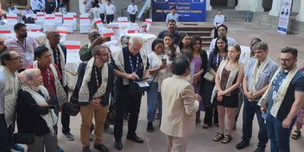 ब्रिक्स कृषि सम्मेलन में आए विदेशी मेहमानों को होलकर कालीन ऑर्गेनिक खेती के बारे में जानकारी देते हुए इतिहासकार ब्रिक्स कृषि सम्मेलन में आए विदेशी मेहमानों को होलकर कालीन ऑर्गेनिक खेती के बारे में जानकारी देते हुए इतिहासकार