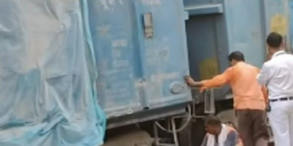 पानागढ़ में पटरी से तेरे मालगाड़ी के चार डिब्बे पानागढ़ में पटरी से तेरे मालगाड़ी के चार डिब्बे