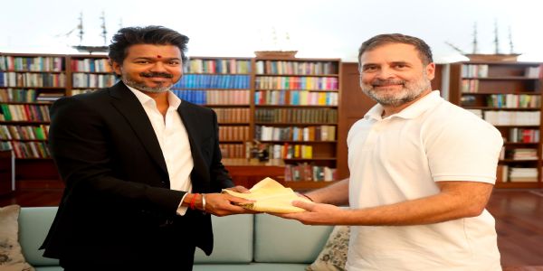 नई दिल्ली में कांग्रेस संसदीय दल की लोकसभा में नेता प्रतिपक्ष राहुल गांधी से मुलाकात करते तमिलनाडु के मुख्यमंत्री सी. जोसेफ विजय। नई दिल्ली में कांग्रेस संसदीय दल की लोकसभा में नेता प्रतिपक्ष राहुल गांधी से मुलाकात करते तमिलनाडु के मुख्यमंत्री सी. जोसेफ विजय।