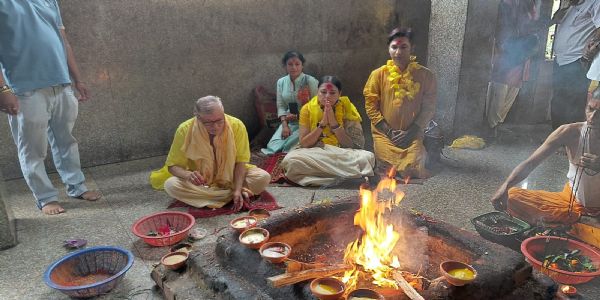 मंदिर में पूजा अर्चना करती अग्निमित्र पाल मंदिर में पूजा अर्चना करती अग्निमित्र पाल