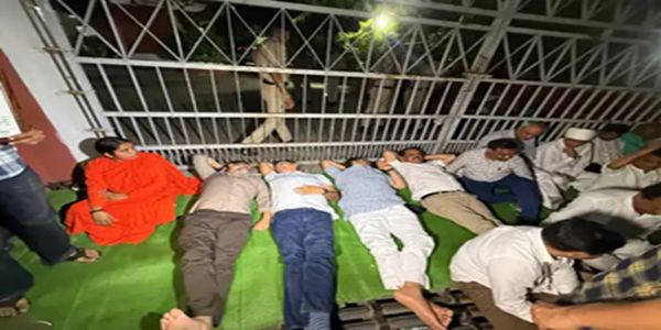 भोपाल में चुनाव आयोग के दफ्तर के सामने धरने पर बैठे कांग्रेस नेता भोपाल में चुनाव आयोग के दफ्तर के सामने धरने पर बैठे कांग्रेस नेता