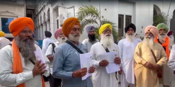 ਪਾਕਿਸਤਾਨ ਰਵਾਨਾ ਹੋਣ ਮੌਕੇ ਸ਼ਰਧਾਲੂ। ਪਾਕਿਸਤਾਨ ਰਵਾਨਾ ਹੋਣ ਮੌਕੇ ਸ਼ਰਧਾਲੂ।