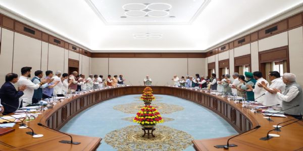 केन्द्रीय मंत्रिमंडल में प्रधानमंत्री को बधाई देने का दृष्य केन्द्रीय मंत्रिमंडल में प्रधानमंत्री को बधाई देने का दृष्य