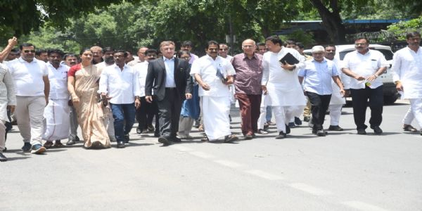 चुनाव आयोग से मुलाकात के बाद बाहर आता कांग्रेस का उच्च स्तरीय प्रतिनिधि मंडल। चुनाव आयोग से मुलाकात के बाद बाहर आता कांग्रेस का उच्च स्तरीय प्रतिनिधि मंडल।