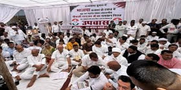 भोपाल में सामूहिक उपवास पर बैठे भोपाल में सामूहिक उपवास पर बैठे