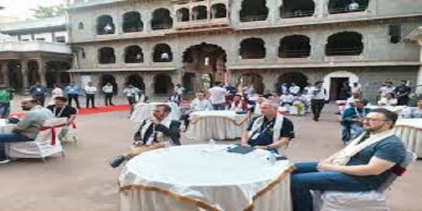 विदेशी प्रतिनिधियों ने की राजवाड़ा में हेरिटेज वॉक