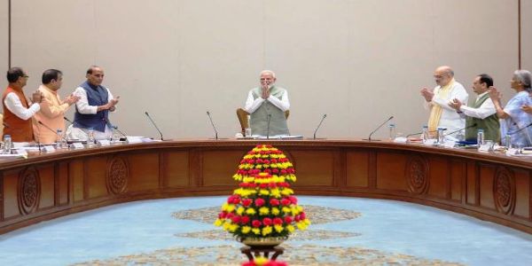 कैबिनेट की बैठक में मंत्रिमंडल के सदस्य खड़े होकर प्रधानमंत्री नरेन्द्र मोदी का अभिनंदर करते हुए कैबिनेट की बैठक में मंत्रिमंडल के सदस्य खड़े होकर प्रधानमंत्री नरेन्द्र मोदी का अभिनंदर करते हुए