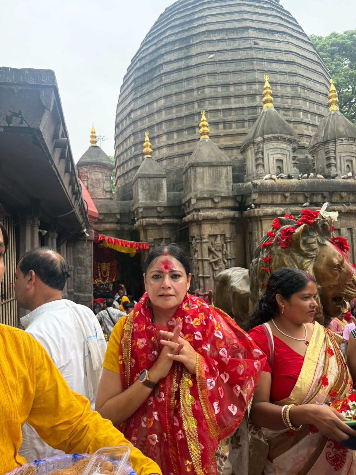 पूजा अर्चना करने पहुंची अग्निमित्र पूजा अर्चना करने पहुंची अग्निमित्र