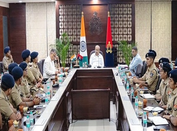 प्रशिक्षु अधिकारियों से मुलाकात करते डीजीपी प्रशिक्षु अधिकारियों से मुलाकात करते डीजीपी