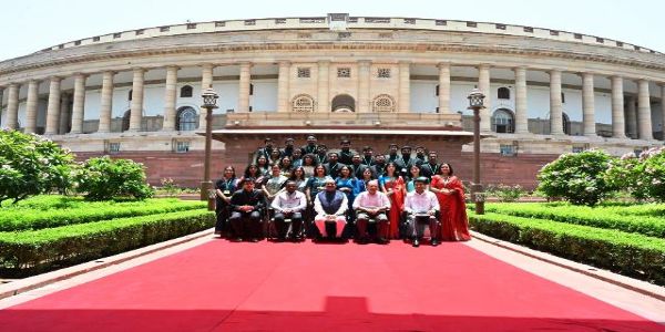 लोकसभा अध्यक्ष ओम बिरला बुधवार को संसद भवन परिसर में 2024 बैच के आईएएस प्रशिक्षु अधिकारियों के साथ