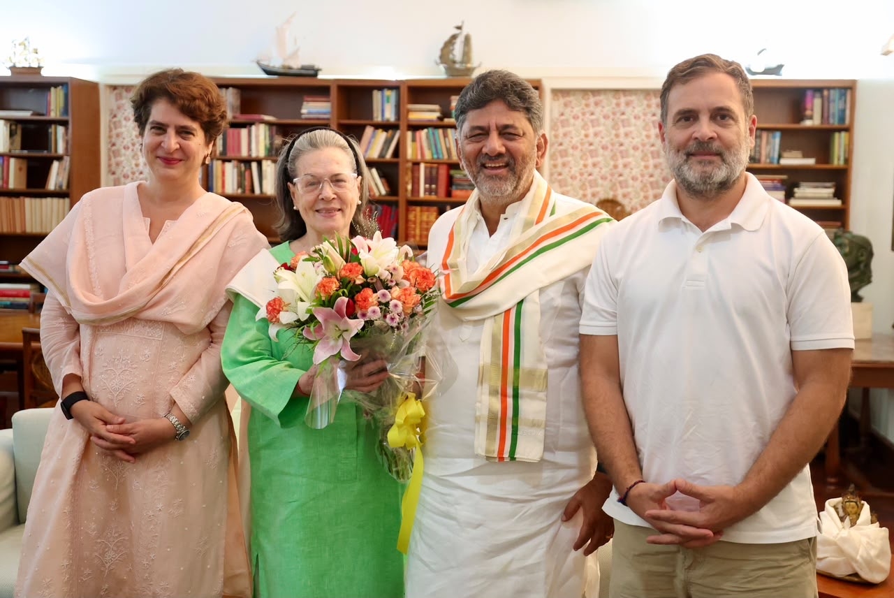 नई दिल्ली में कांग्रेस संसदीय दल की अध्यक्ष सोनिया गांधी, लोकसभा में नेता प्रतिपक्ष राहुल गांधी और कांग्रेस महासचिव प्रियंका गांधी वाद्रा से मुलाकात करते कर्नाटक के मुख्यमंत्री डी.के. शिवकुमार। नई दिल्ली में कांग्रेस संसदीय दल की अध्यक्ष सोनिया गांधी, लोकसभा में नेता प्रतिपक्ष राहुल गांधी और कांग्रेस महासचिव प्रियंका गांधी वाद्रा से मुलाकात करते कर्नाटक के मुख्यमंत्री डी.के. शिवकुमार।