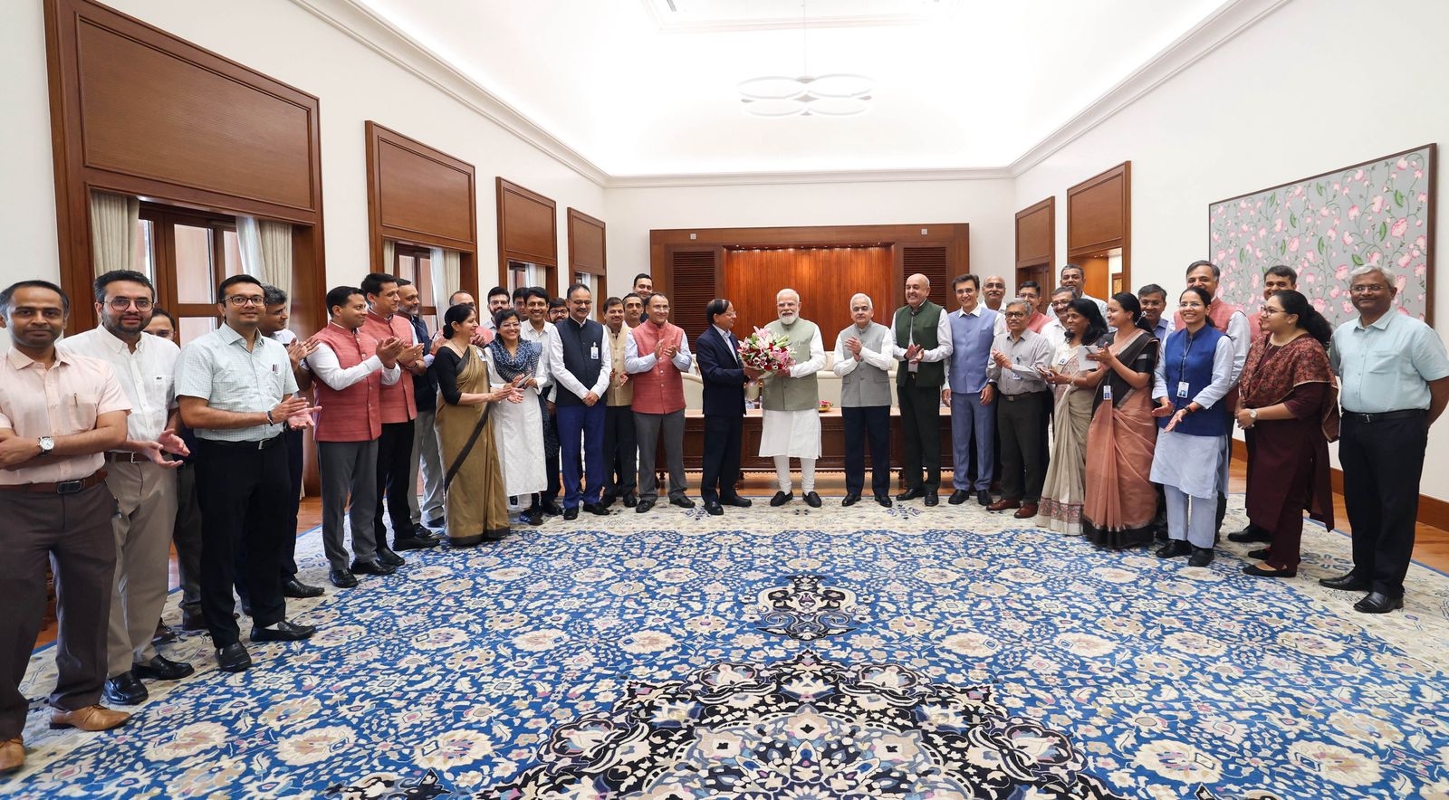 प्रधानमंत्री को बधाई देते प्रधानमंत्री कार्यालय के अधिकारी प्रधानमंत्री को बधाई देते प्रधानमंत्री कार्यालय के अधिकारी