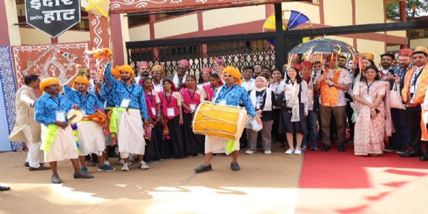 ब्रिक्स कृषि सम्मेलन में आए विदेशी प्रतिनिधियों का ग्रामीण हाट में हुआ भव्य स्वागत