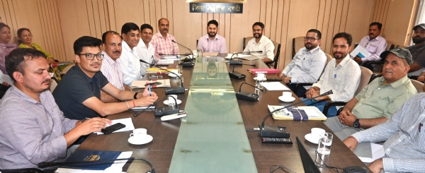 बैठक की अध्यक्षता करते हुए उपायुक्त। बैठक की अध्यक्षता करते हुए उपायुक्त।