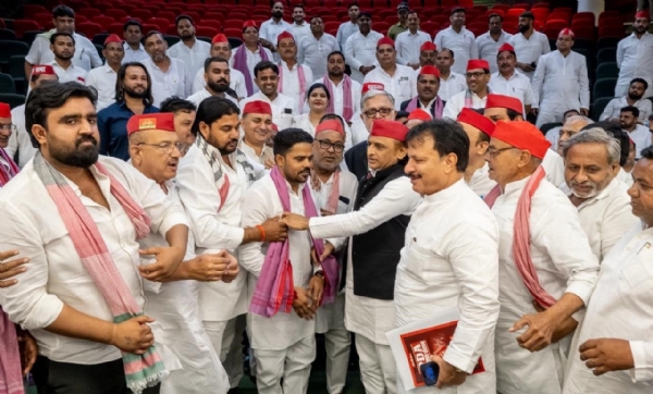 पत्रकार प्रवेंद्र लोधी को पार्टी में शामिल करते अखिलेश यादव पत्रकार प्रवेंद्र लोधी को पार्टी में शामिल करते अखिलेश यादव