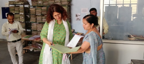 उपस्थिति रजिस्टर चैक करतीं डीएम उपस्थिति रजिस्टर चैक करतीं डीएम