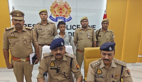 गिरफ्तार अभियुक्त के साथ पुलिस अधिकारी