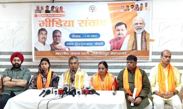 प्रेस वार्ता करते भाजपा के प्रदेश अध्यक्ष आदित्य साहू सहित अन्य