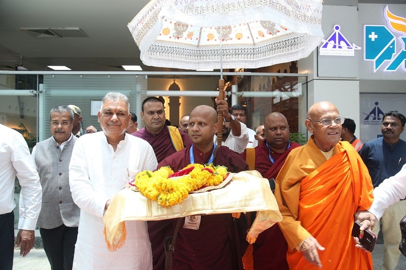 भगवान बुद्ध के परम शिष्यों के पवित्र अस्थि अवशेष भोपाल एयरपोर्ट पहुंचे भगवान बुद्ध के परम शिष्यों के पवित्र अस्थि अवशेष भोपाल एयरपोर्ट पहुंचे