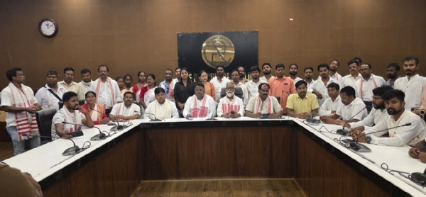 प्रेसवार्ता में शामिल लोगों सहित अन्य लोगों की तस्वीर प्रेसवार्ता में शामिल लोगों सहित अन्य लोगों की तस्वीर