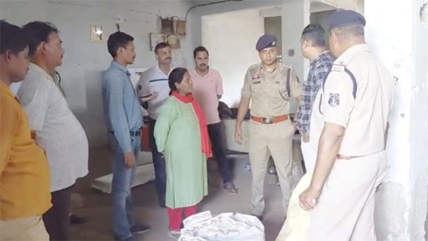 अवैध गुटखा गाेदाम में छापा अवैध गुटखा गाेदाम में छापा