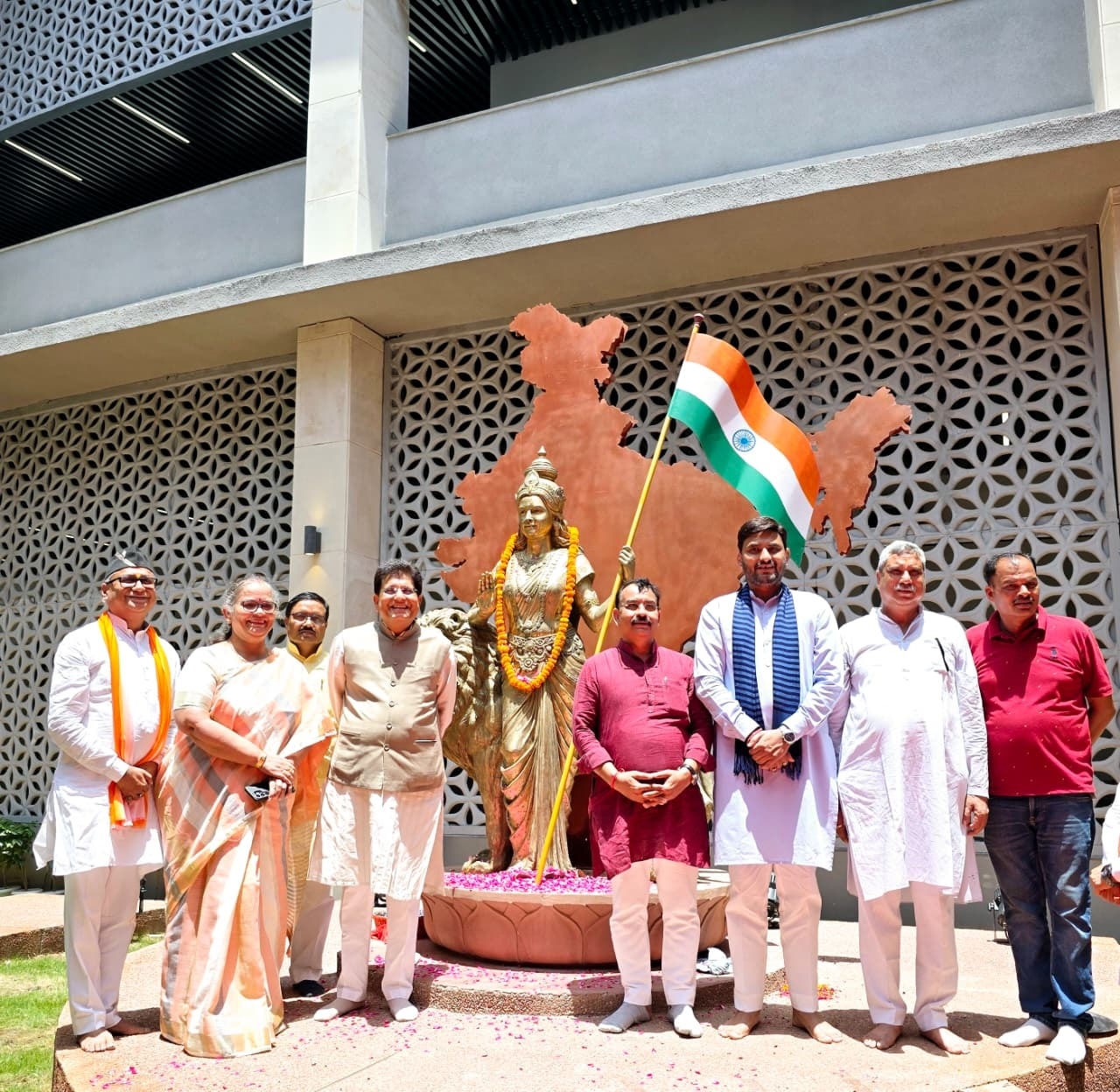 लखनऊ : प्रेरणास्थल पर केंद्रीय वाणिज्य और उद्योग मंत्री पीयूष गोयल व अन्य नेता लखनऊ : प्रेरणास्थल पर केंद्रीय वाणिज्य और उद्योग मंत्री पीयूष गोयल व अन्य नेता