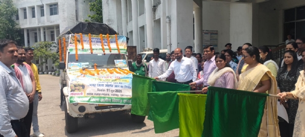 हरी झंडी दिखाकर रवाना करते डीसी हरी झंडी दिखाकर रवाना करते डीसी