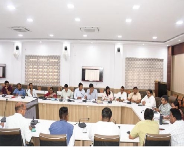 बैठक करते जिलाधिकारी बैठक करते जिलाधिकारी