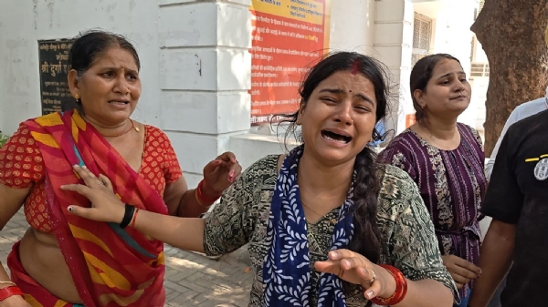जिलाधिकारी कार्यालय पहुंची पत्नी, साली,साला और सास जिलाधिकारी कार्यालय पहुंची पत्नी, साली,साला और सास