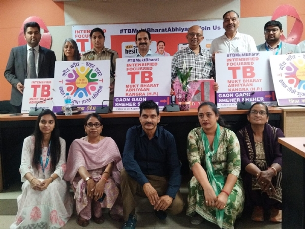 बैठक के दौरान स्वास्थ्य अधिकारी और अन्य। बैठक के दौरान स्वास्थ्य अधिकारी और अन्य।