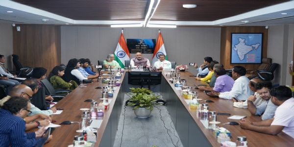 केंद्रीय मंत्री गिरिराज सिंह के साथ अन्य लोग मौजूद। केंद्रीय मंत्री गिरिराज सिंह के साथ अन्य लोग मौजूद।