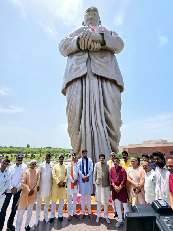 लखनऊ : प्रेरणास्थल पर केंद्रीय वाणिज्य और उद्योग मंत्री पीयूष गोयल व अन्य नेता लखनऊ : प्रेरणास्थल पर केंद्रीय वाणिज्य और उद्योग मंत्री पीयूष गोयल व अन्य नेता